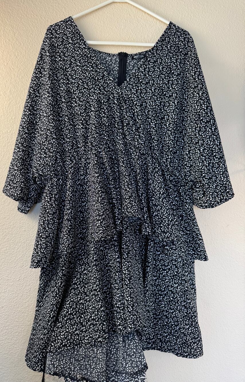 :
Nasty Gal Plus Size 22 Black White Floral Tiered Midi Dress 3/4 Sleeve